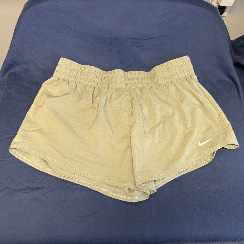 Nike Women's One Dri-FIT Mid-Rise 3" Brief-Lined Shorts size LARGE